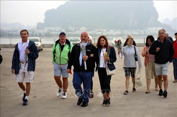 Các du khách rời tàu Silver Spirit, "xông đất" thành phố Hạ Long.