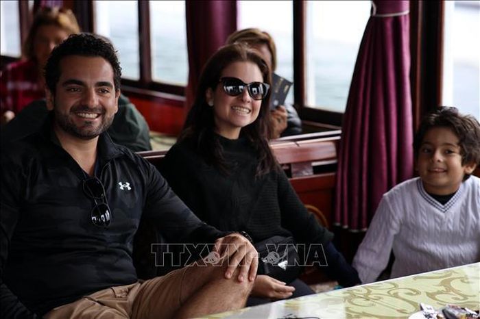 Một gia đình du khách bày tỏ niềm vui trên tàu tham quan Vịnh Hạ Long.