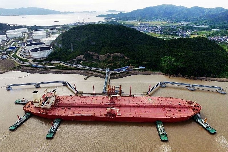 Tàu chở dầu VLCC tại cảng dầu thô ở Chiết Giang, Trung Quốc (ảnh: Reuters) Tàu chở dầu VLCC tại cảng dầu thô ở Chiết Giang, Trung Quốc (ảnh: Reuters)