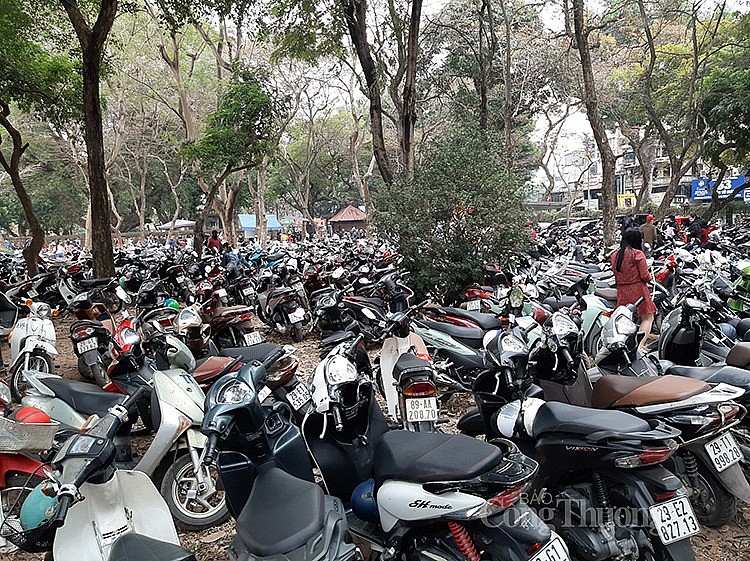 Bãi trông xe tại Văn Miếu - Quốc Tử Giám chiều mùng 2 Tết