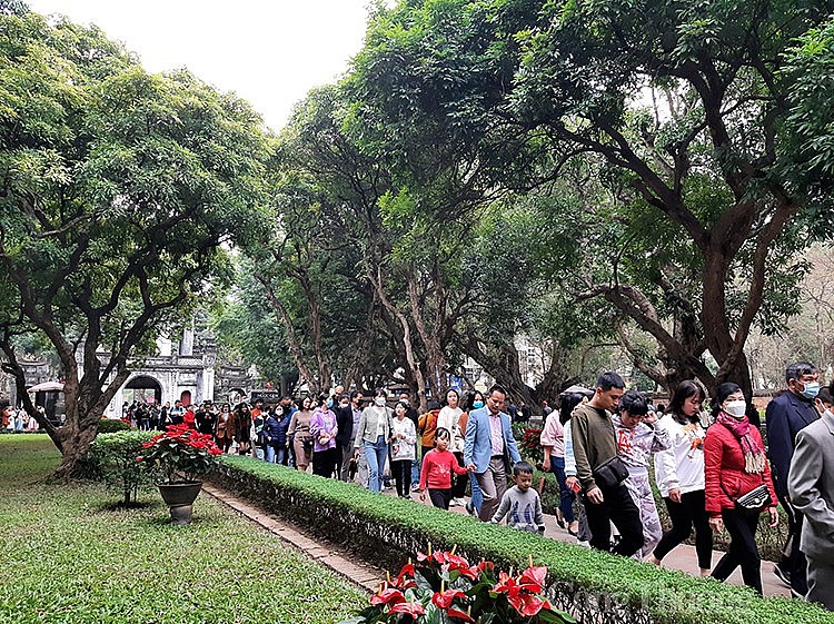 Từng dòng người vào trong Văn Miếu - Quốc Tử Giám