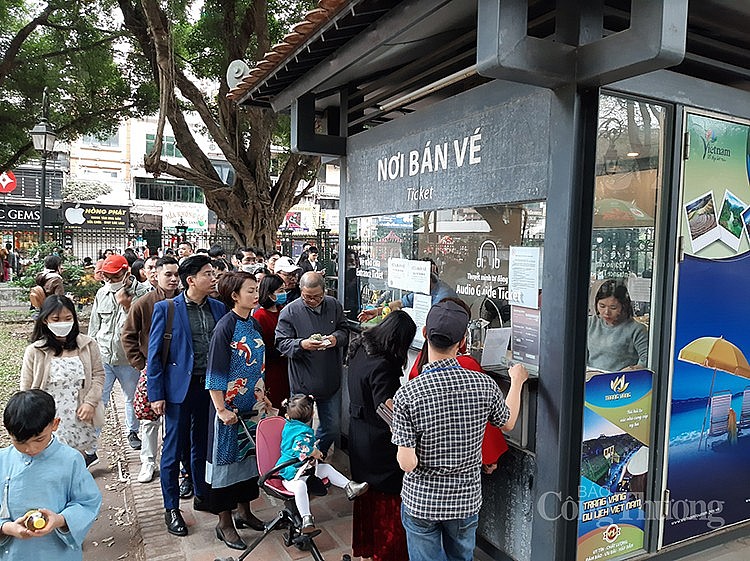 Xết hàng mua vé vào Văn Miếu - Quốc Tử Giám 