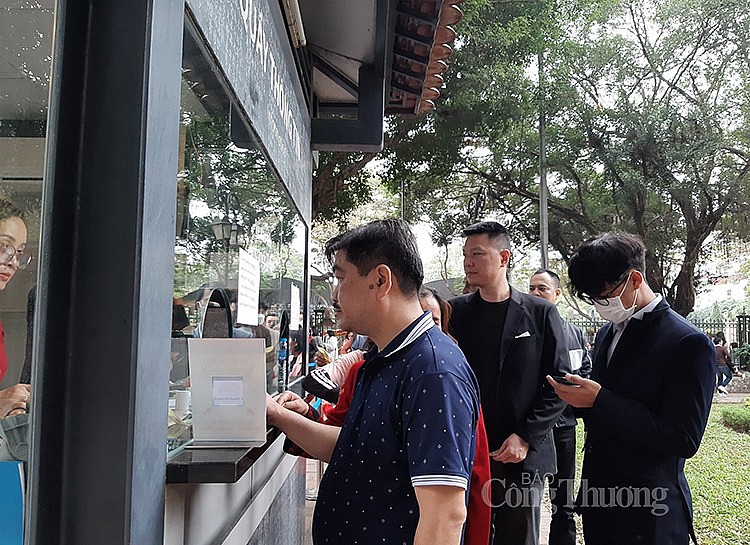 Xếp hàng mua vé vào Văn Miếu - Quốc Tử Giám