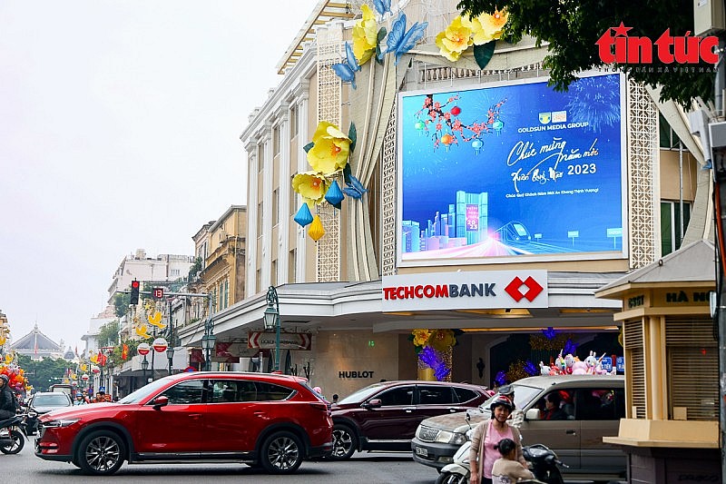 Ngày 23/1 (tức mùng 2 Tết), trong tiết trời khô ráo và ấm áp, người dân đổ về khu vực rung tâm Hà Nội.