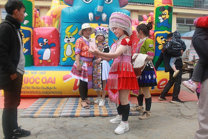 Ngày mùng 2 tết trai bản, thôn nữ Mông và các em thiếu nhi người Mông nô nức xuống phố huyện chơi tết