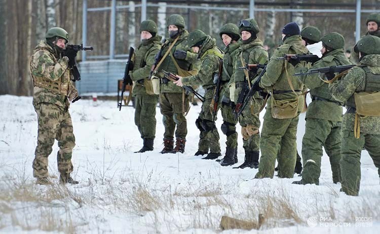 Chiến sự Nga - Ukraine 24/1: Ông Medvedev cảnh báo thế giới tiến tới gần bờ vực Thế chiến III