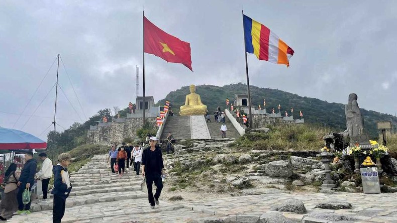 Hàng chục nghìn du khách hành hương về khu di tích - danh thắng Yên Tử ảnh 1