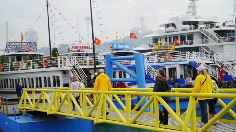 Nhiều khách nước ngoài đi du lịch Vịnh Hạ Long trong những ngày đầu năm