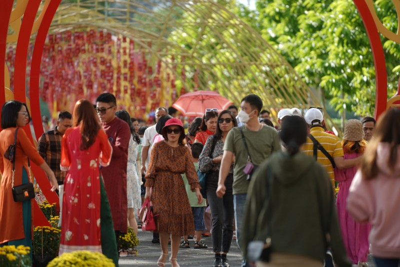 Người dân Sài Gòn nô nức “check-in” đường hoa Tết