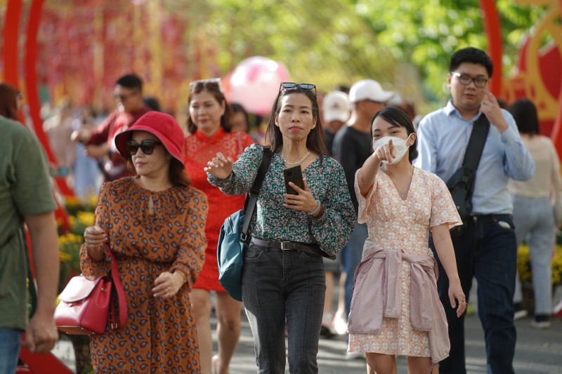 Người dân Sài Gòn nô nức “check-in” đường hoa Tết