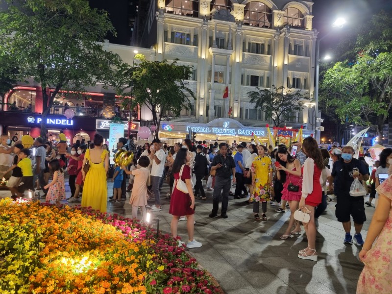 Người dân Sài Gòn nô nức “check-in” đường hoa Tết