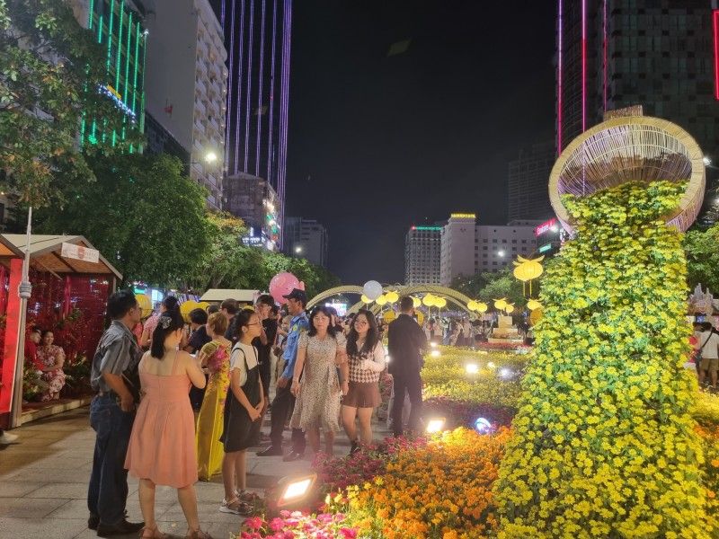 Người dân Sài Gòn nô nức “check-in” đường hoa Tết