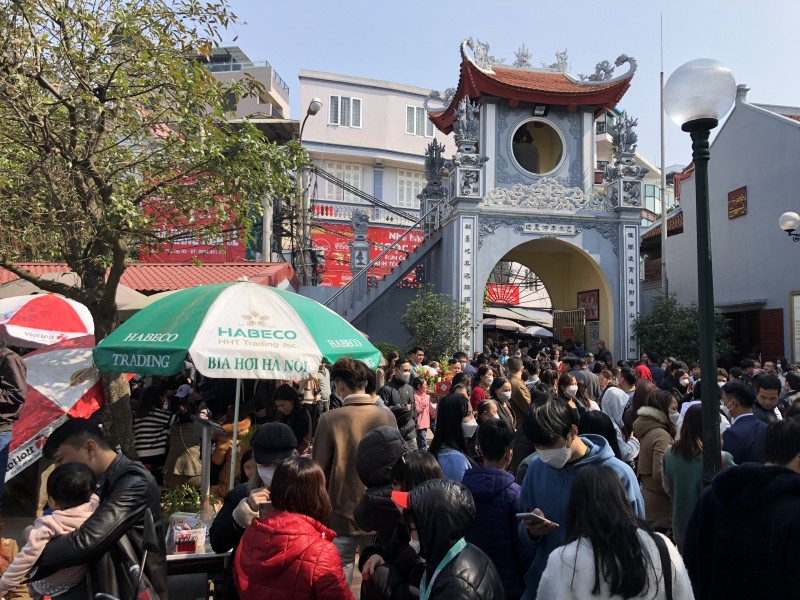 Mùng 4 Tết: Phủ Tây Hồ (Hà Nội) đông kẹt cứng Mùng 4 Tết: Phủ Tây Hồ (Hà Nội) đông kẹt cứng