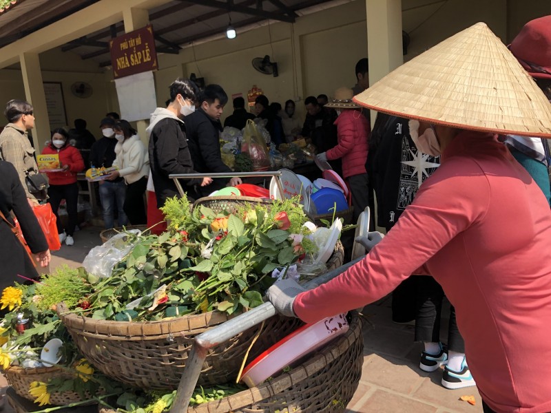 Mùng 4 Tết: Phủ Tây Hồ (Hà Nội) đông kẹt cứng Mùng 4 Tết: Phủ Tây Hồ (Hà Nội) đông kẹt cứng
