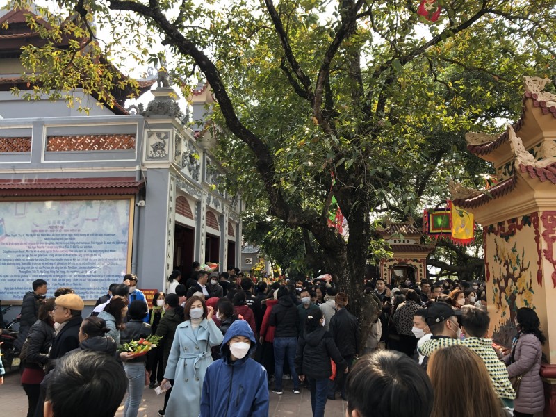 Mùng 4 Tết: Phủ Tây Hồ (Hà Nội) đông kẹt cứng Mùng 4 Tết: Phủ Tây Hồ (Hà Nội) đông kẹt cứng