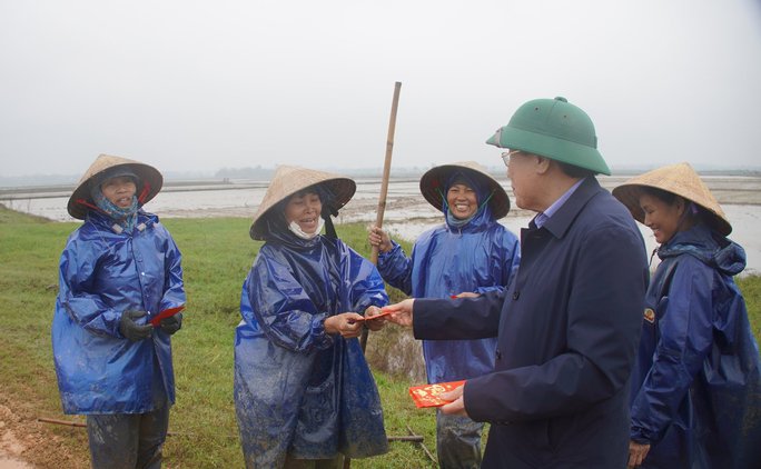 Lãnh đạo tỉnh Quảng Trị ra tận ruộng lì xì cho nông dân - Ảnh 3. Lãnh đạo tỉnh Quảng Trị ra tận ruộng lì xì cho nông dân - Ảnh 3.