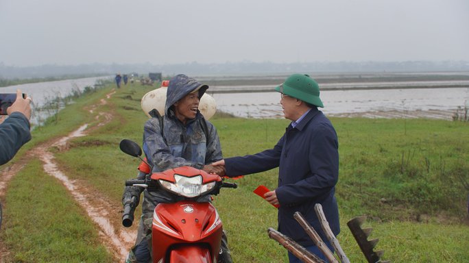 Lãnh đạo tỉnh Quảng Trị ra tận ruộng lì xì cho nông dân - Ảnh 2. Lãnh đạo tỉnh Quảng Trị ra tận ruộng lì xì cho nông dân - Ảnh 2.