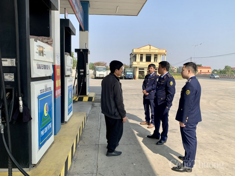 Quản lý thị trường giám sát việc kinh doanh xăng dầu tại Hà Nội, Hà Nam, Hưng Yên, Hải Dương, Hải Phòng