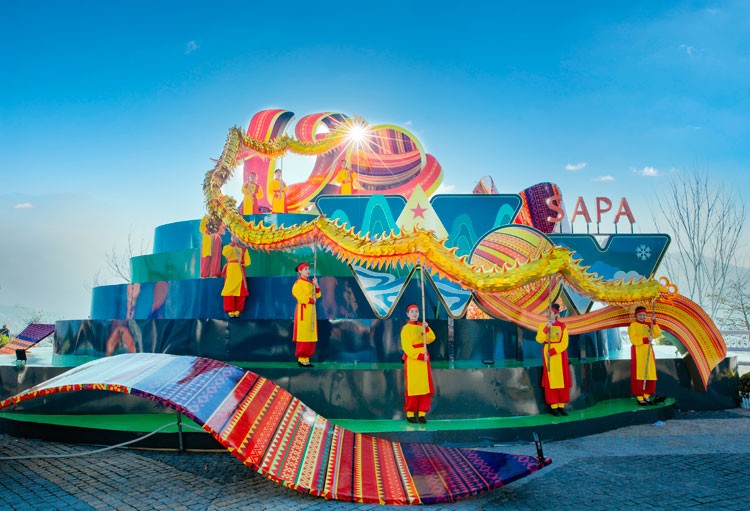 Nhộn nhịp Lễ hội khèn hoa, Hội xuân mở cổng trời trên đỉnh Fansipan Nhộn nhịp Lễ hội khèn hoa, Hội xuân mở cổng trời trên đỉnh Fansipan