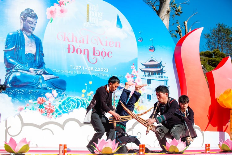 Nhộn nhịp Lễ hội khèn hoa, Hội xuân mở cổng trời trên đỉnh Fansipan Nhộn nhịp Lễ hội khèn hoa, Hội xuân mở cổng trời trên đỉnh Fansipan