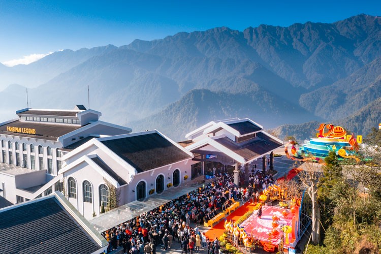 Nhộn nhịp Lễ hội khèn hoa, Hội xuân mở cổng trời trên đỉnh Fansipan Nhộn nhịp Lễ hội khèn hoa, Hội xuân mở cổng trời trên đỉnh Fansipan