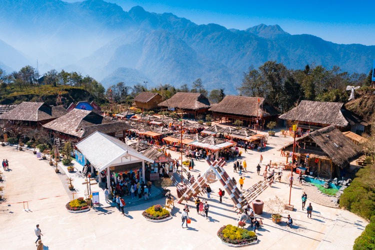 Nhộn nhịp Lễ hội khèn hoa, Hội xuân mở cổng trời trên đỉnh Fansipan Nhộn nhịp Lễ hội khèn hoa, Hội xuân mở cổng trời trên đỉnh Fansipan