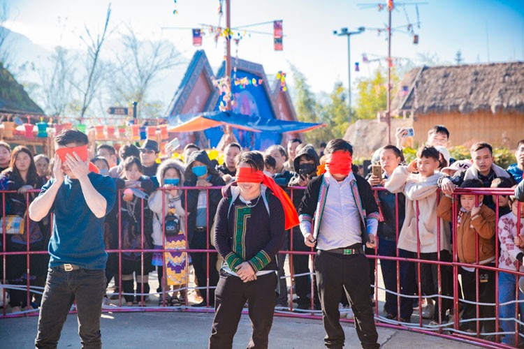 Nhộn nhịp Lễ hội khèn hoa, Hội xuân mở cổng trời trên đỉnh Fansipan Nhộn nhịp Lễ hội khèn hoa, Hội xuân mở cổng trời trên đỉnh Fansipan