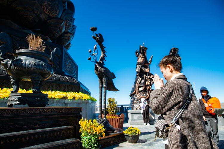 Nhộn nhịp Lễ hội khèn hoa, Hội xuân mở cổng trời trên đỉnh Fansipan Nhộn nhịp Lễ hội khèn hoa, Hội xuân mở cổng trời trên đỉnh Fansipan