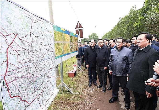 Thủ tướng Phạm Minh Chính xem bản đồ tuyến đường vành đai 4 vùng Thủ đô Hà Nội tại điểm xã Song Phương, huyện Hoài Đức. Ảnh: Dương Giang/TTXVN Thủ tướng Phạm Minh Chính xem bản đồ tuyến đường vành đai 4 vùng Thủ đô Hà Nội tại điểm xã Song Phương, huyện Hoài Đức. Ảnh: Dương Giang/TTXVN