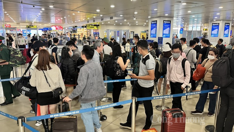 Hành khách qua Sân bay Tân Sơn Nhất và Nội Bài: Ghi nhận kỷ lục trong ngày mùng 6 Tết Hành khách qua Sân bay Tân Sơn Nhất và Nội Bài: Ghi nhận kỷ lục trong ngày mùng 6 Tết
