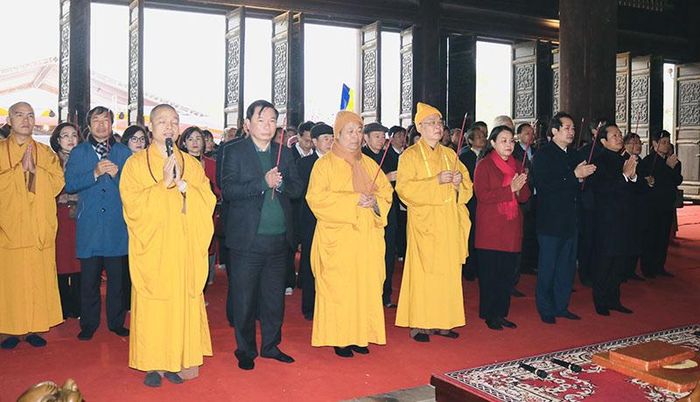 Lãnh đạo tỉnh Ninh Bình cùng các chức sắc tôn giáo và tăng ni, phật tử, du khách thập phương dâng hương thờ Phật tại Điện Tam Thế