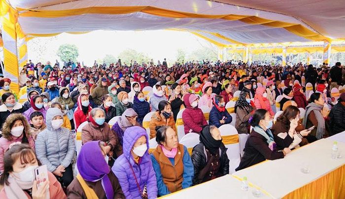 Đông đảo người dân địa phương và du khách dự Lễ khai hội.