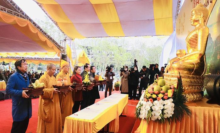 Lãnh đạo tỉnh Ninh Bình và các chức sắc tôn giáo thực hiện nghi lễ dâng lục cúng tại Lễ khai hội