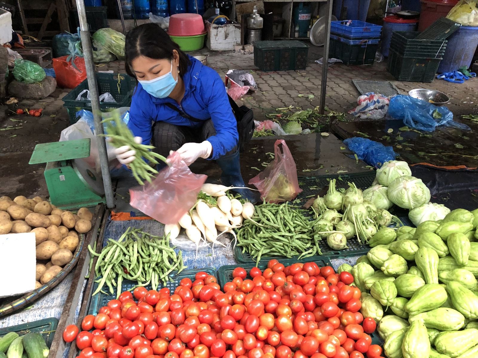 Thị trường hàng hóa mùng 6 Tết Quý Mão: Giá rau xanh tăng gấp đôi