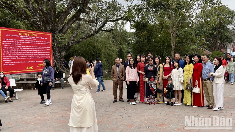 Đền Trần Nam Định tấp nập khách đi lễ, du xuân ảnh 7