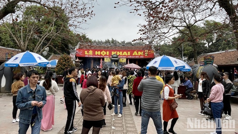 Đền Trần Nam Định tấp nập khách đi lễ, du xuân ảnh 2