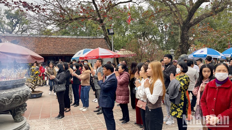Đền Trần Nam Định tấp nập khách đi lễ, du xuân ảnh 9