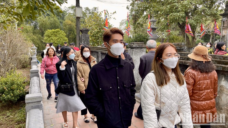 Đền Trần Nam Định tấp nập khách đi lễ, du xuân ảnh 3