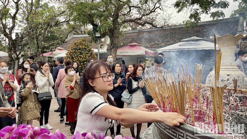 Đền Trần Nam Định tấp nập khách đi lễ, du xuân ảnh 6