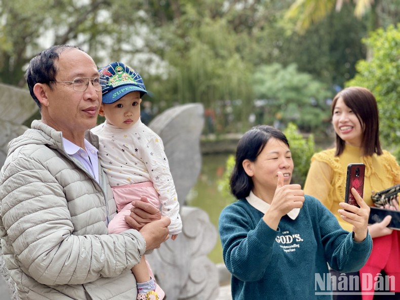 Đền Trần Nam Định tấp nập khách đi lễ, du xuân ảnh 4