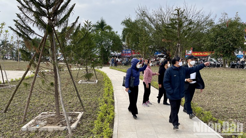 Đền Trần Nam Định tấp nập khách đi lễ, du xuân ảnh 10