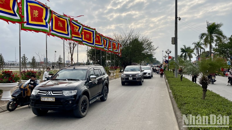 Đền Trần Nam Định tấp nập khách đi lễ, du xuân ảnh 11