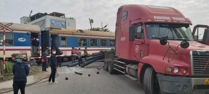 Xảy ra vụ tai nạn tàu khách đâm xe đầu kéo, đầu máy 908 hư hỏng nặng ở Phú Xuyên