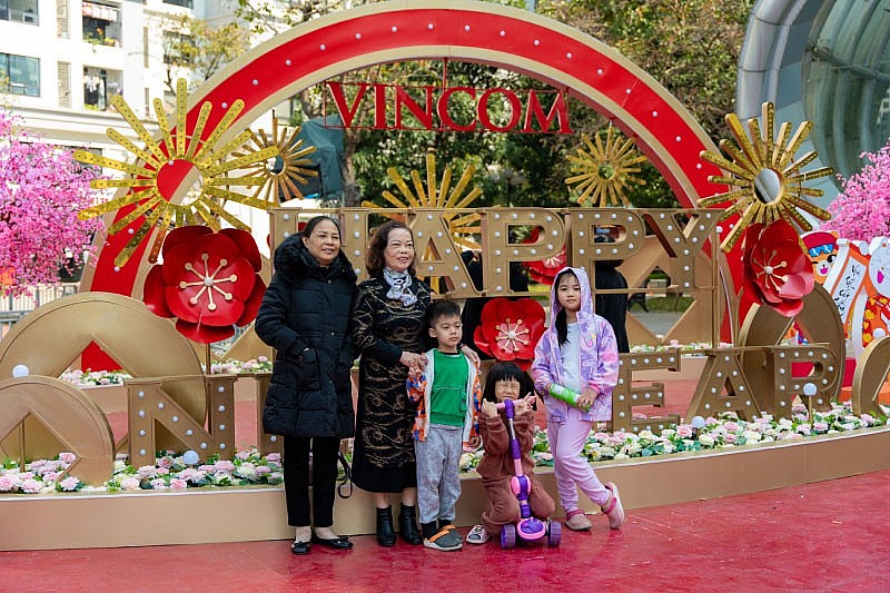 Người dân ùn ùn đổ về các trung tâm thương mại khai xuân