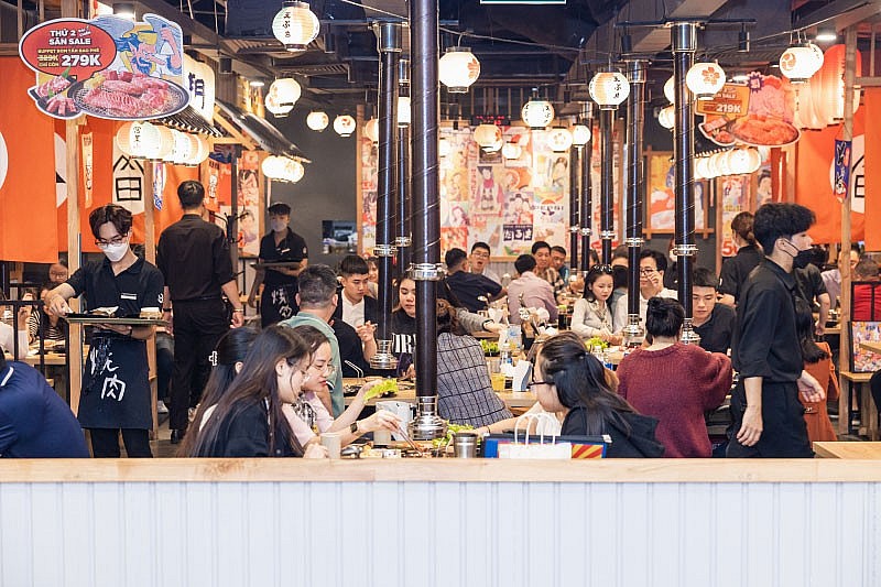 Người dân ùn ùn đổ về các trung tâm thương mại khai xuân