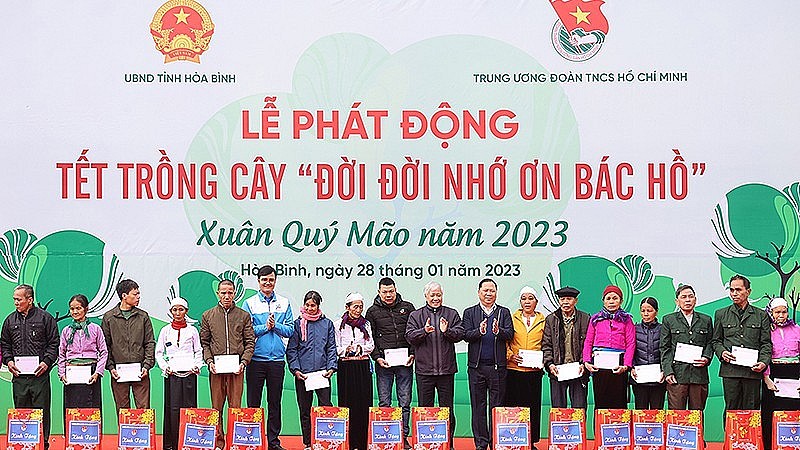 Các đồng chí Đỗ Văn Chiến, Nguyễn Phi Long, Bùi Quang Huy (lần lượt thứ 9, 8 và 13 từ phải sang) trao quà tặng đại diện các gia đình chính sách, hộ dân có hoàn cảnh khó khăn tại buổi lễ. Các đồng chí Đỗ Văn Chiến, Nguyễn Phi Long, Bùi Quang Huy (lần lượt thứ 9, 8 và 13 từ phải sang) trao quà tặng đại diện các gia đình chính sách, hộ dân có hoàn cảnh khó khăn tại buổi lễ.