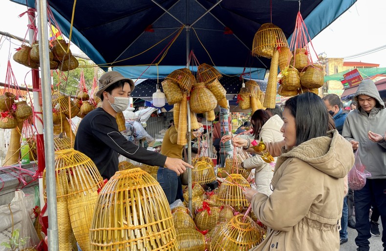 Hàng vạn người đổ về phiên chợ "mua may, bán rủi" ảnh 2