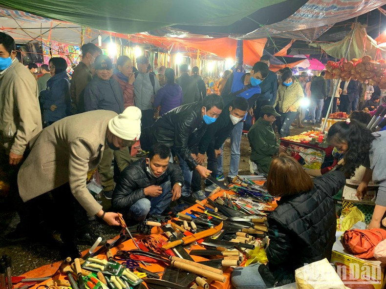 Hàng vạn người đổ về phiên chợ "mua may, bán rủi" ảnh 5