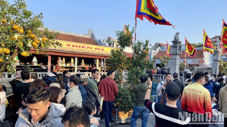 Hàng vạn người đổ về phiên chợ "mua may, bán rủi" ảnh 4