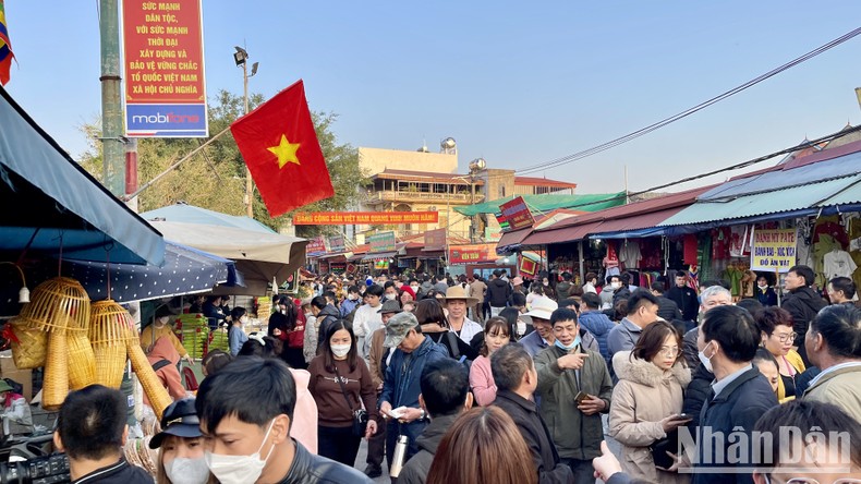 Hàng vạn người đổ về phiên chợ "mua may, bán rủi" ảnh 1